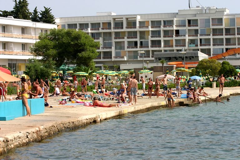 Masturbirao na plaži, pa bacio u more policajca koji ga je upozorio da prestane