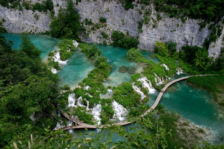 Naručena farsa? “Šatoraši” usred sezone u srcu NP Plitvička jezera!