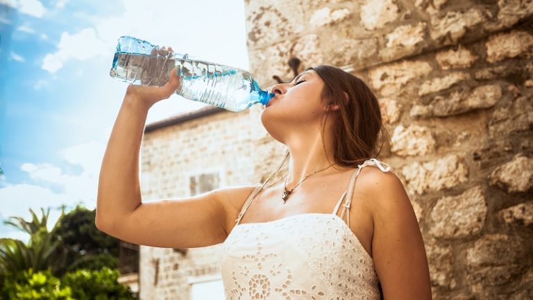 Pijete puno vode, a i dalje ste umorni? Evo što radite krivo