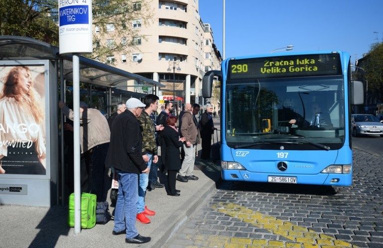 Vozač uplakanu ženu i dijete silom izbacio van iz autobusa, putnici platili karte