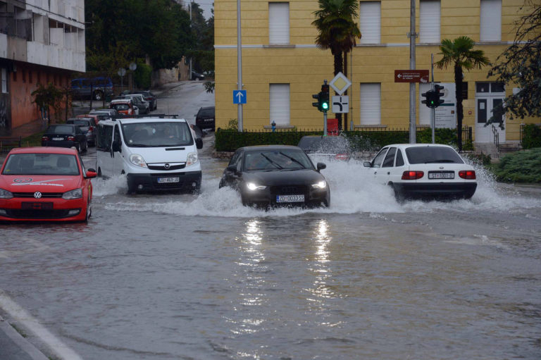 Zadar – većina škola i vrtića u utorak radi normalno; voda i dalje nije za piće