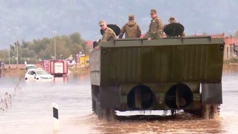 Ogulin pod vodom: Stigla vojska i amfibija