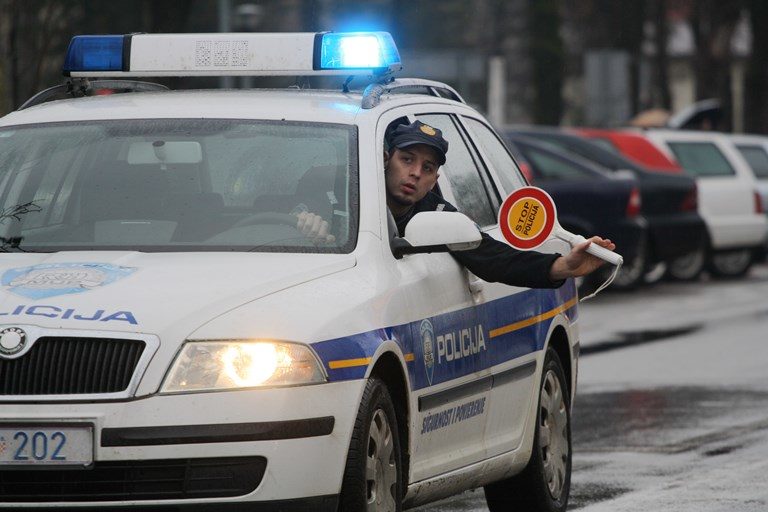 Autobus vozio unatrag i pregazio ljude: Poginule dvije osobe