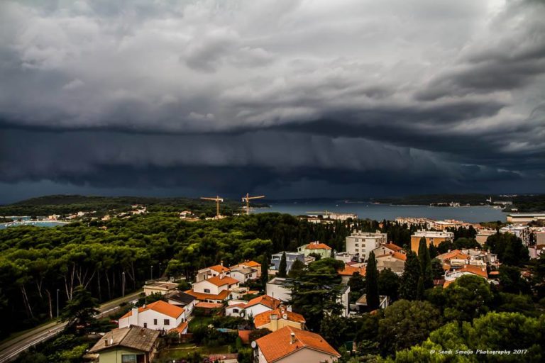 FOTO ‘Shelf cloud’ i pijavice nad Pulom