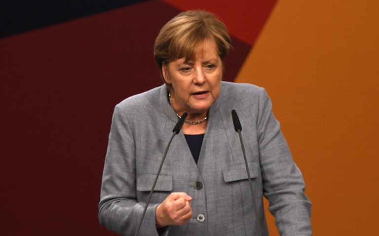 Merkel tvrdi da je nije oslabio izborni poraz