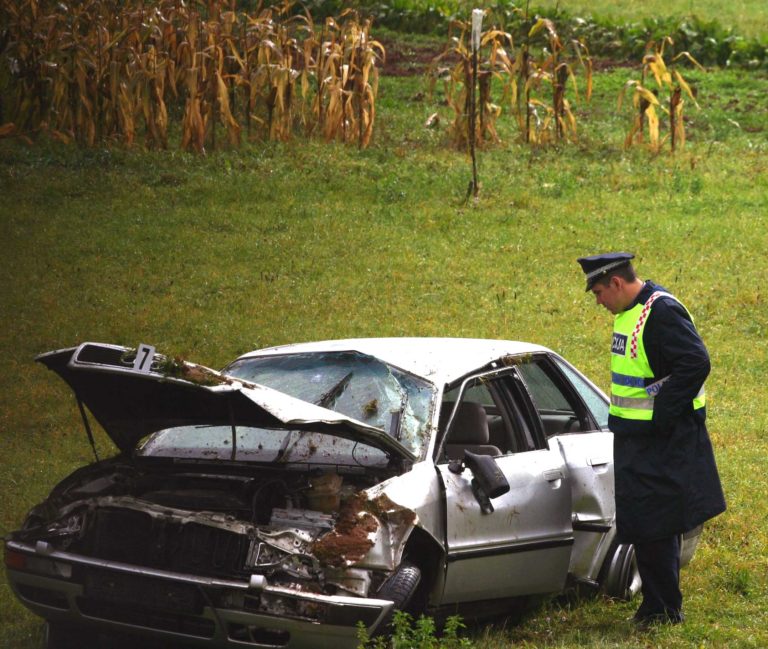 U slijetanju automobila u Dobru poginuo 23-godišnji suvozač, za vozačem se traga