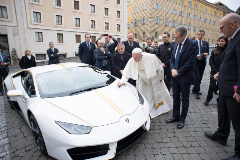 Papa dobio lamborghinija, ali ga ne kani pretvoriti u papamobil