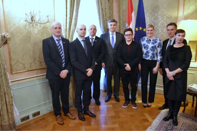 Premijer Plenković sa svjetskim prvakom u gimnastici Tinom Srbićem i izaslanstvom Hrvatskoga gimnastičkog saveza