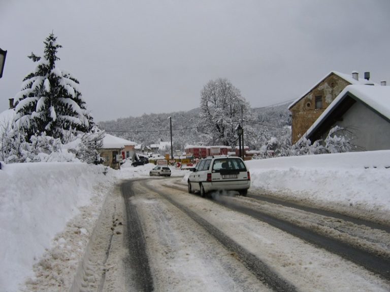 Snijeg u Dalmatinskoj zagori i 40 centimetara, u Cetinskoj i Imotskoj krajini škole zatvorene