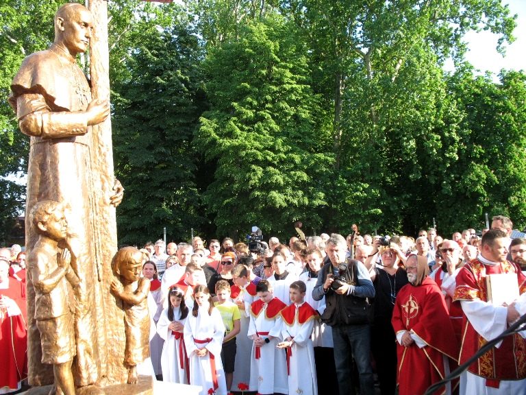 U Sisku svečano otkriven spomenik bl. Alojziju Stepincu