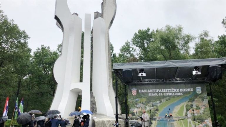 Okupljeni u šumi Brezovici izviždali Bandića i Bošnjakovića