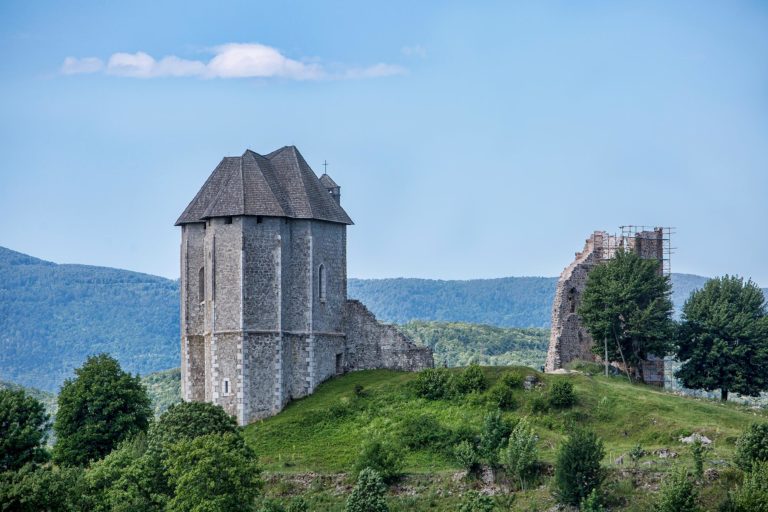 Potpisan ugovor za dogradnju i opremanje vrtića ‘Tratinčica’ u Brinju