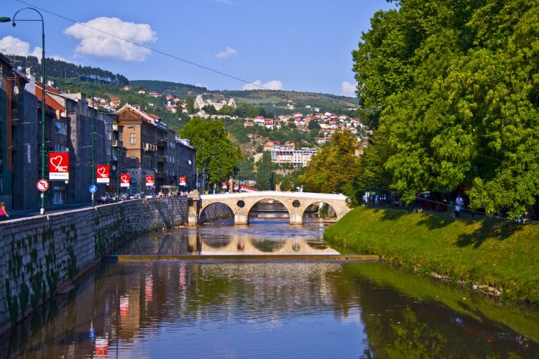 Tisuće građana na ulicama u FBiH, zdravstvene vlasti strahuju od širenja koronavirusa