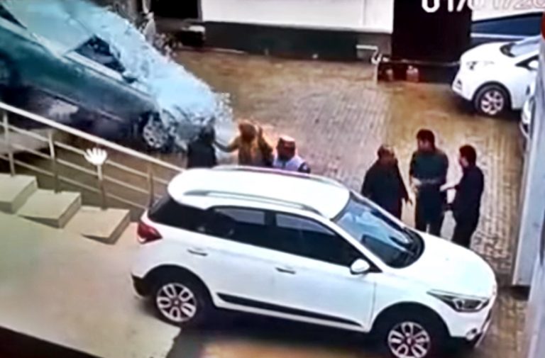 VIDEO/Nevjerovatna kupovina automobila: Izletjela  automobilom iz autosalona kroz stakleni izlog