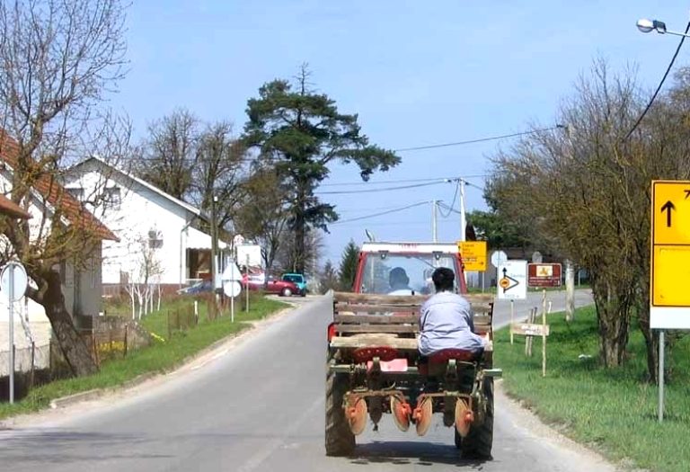 Teška nesreća kod Požege: Muškarac poginuo u prevrtanju traktora