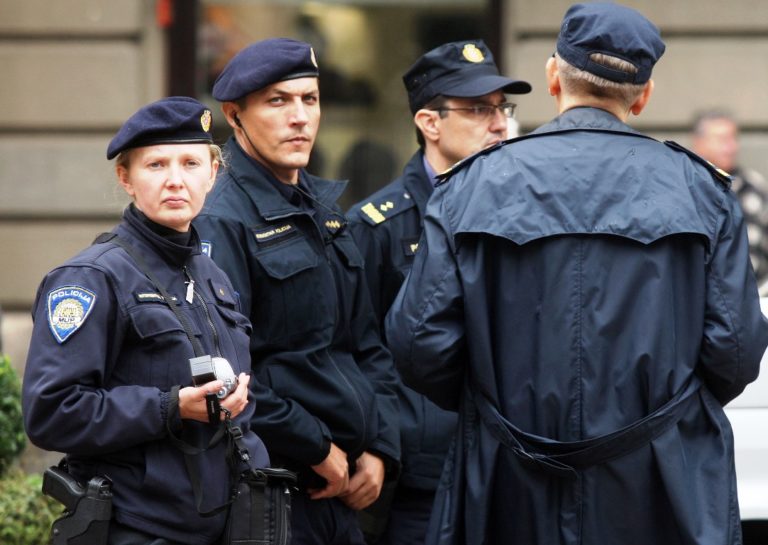 Muškarac napao policajca i razbio mu opremu za snimanje