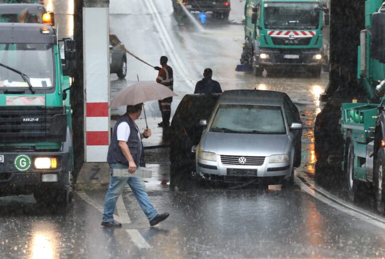 U nevremenu na širem zagrebačkom području oštećena vozila i limeni krovovi