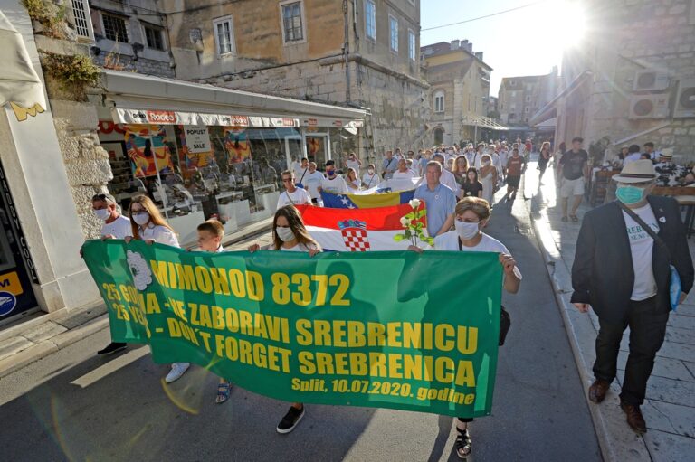 U Splitu mimohod za žrtve Srebrenice – 25 ruža bačeno u more