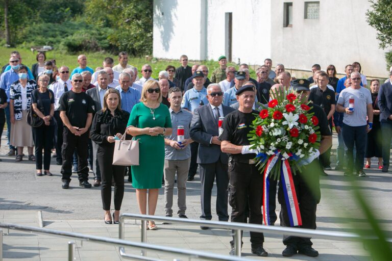 U Petrinji održan Dan sjećanja u spomen na 598 braniteljskih i civilnih žrtava Domovinskog rata