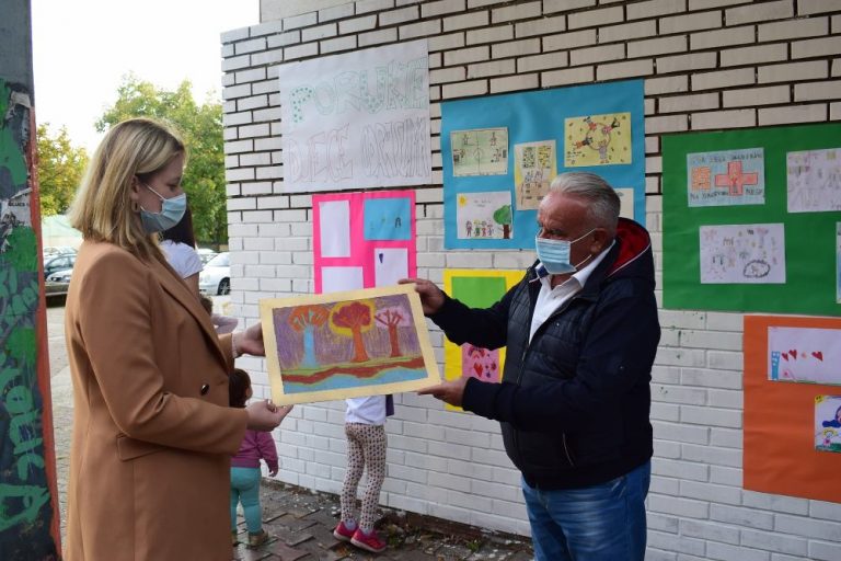 Gradonačelnik Petrinje Dumbović posjetio “Društvo naša djeca Petrinja”