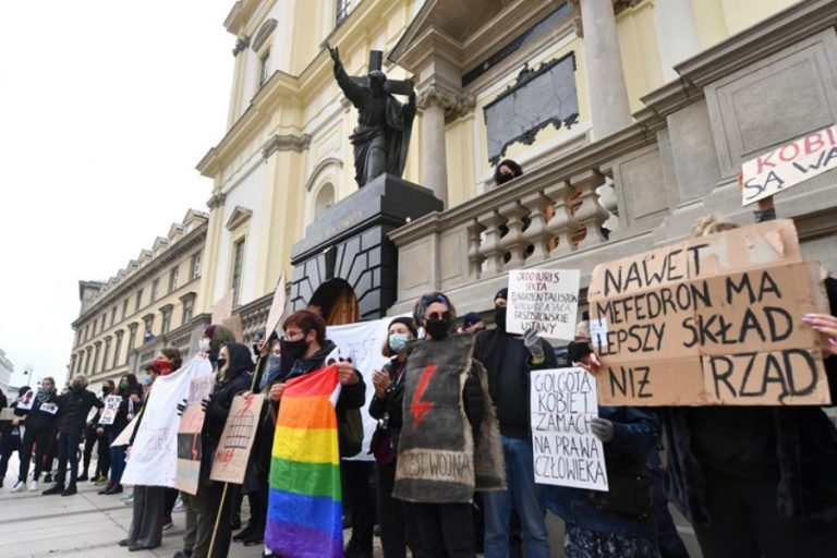 Većina Poljaka izjasnila se da Katolička Crkva ima negativnu ulogu u javnom životu