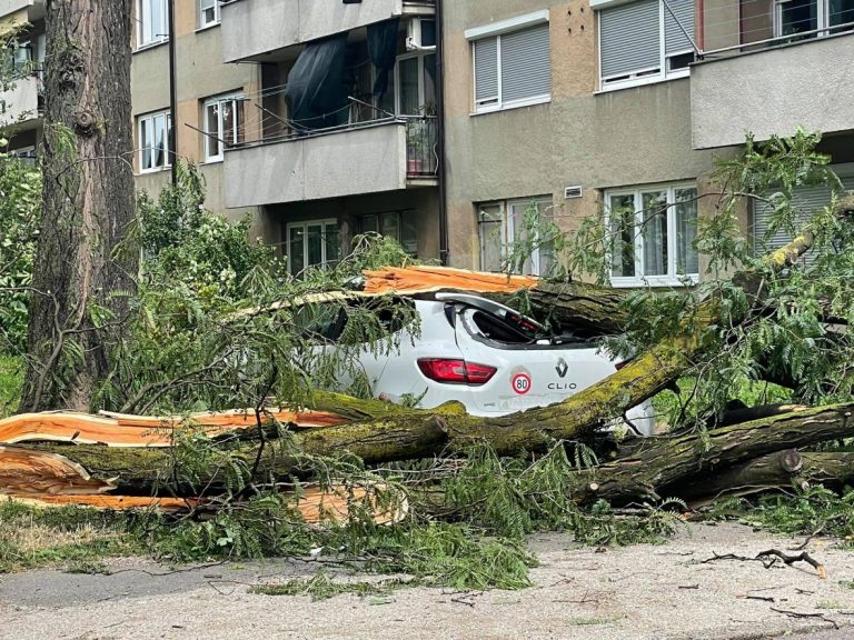 U Bihaću u nevremenu poginuo muškarac, devet ozlijeđenih