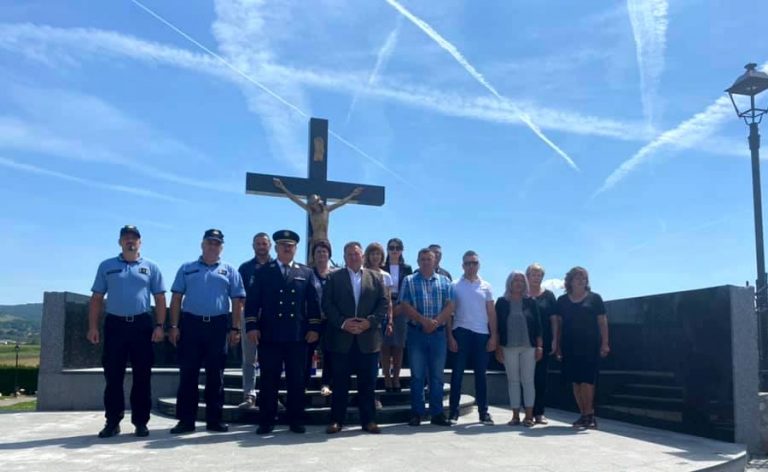 Položen vijenac i zapaljene svijeće povodom Dana Općine Brinje