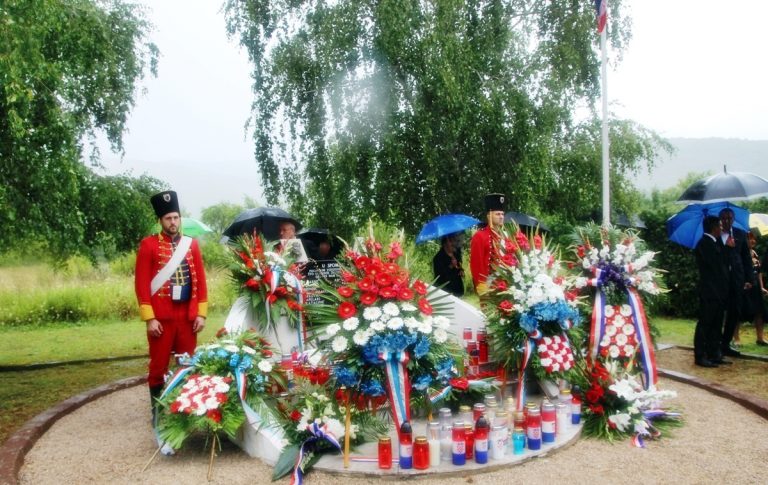 U Zalužnici na spomen obilježje pogibije hrvatskih branitelja u VRO “Oluja” položeni su vijenci i zapaljene svijeće