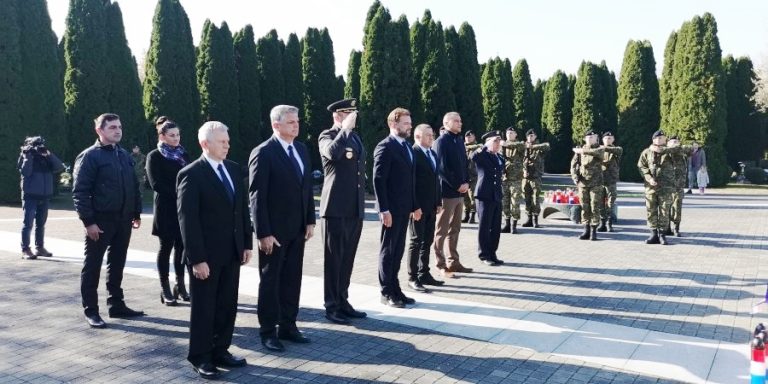 Na Memorijalnom groblju u Vukovaru vijenac i svijeće za poginule branitelje