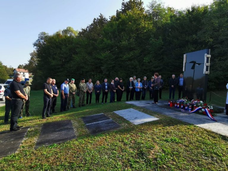 U Glinskoj poljani odana je počast žrtvama Domovinskog rata Glinske Poljane, Slane i Vratečkog