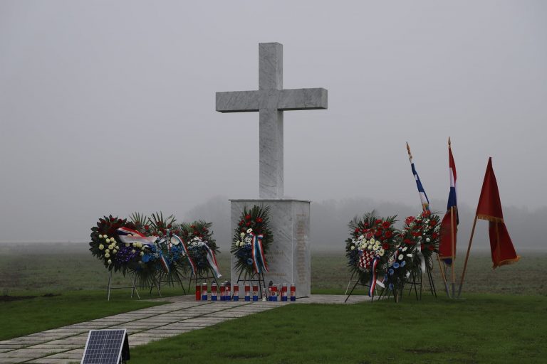 Osijek: Na 30. godišnjicu pogibije 18 branitelja otkriven Bijeli križ