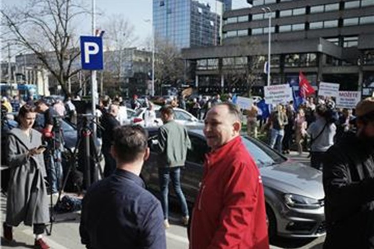 Počeo prosvjed protiv otkaza u Holdingu, sindikati traže smjenu Uprave