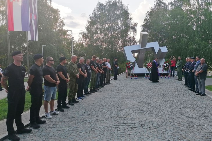 Vijenci i svijeće za legendarnoga ratnog zapovjednika Šimu Đamića