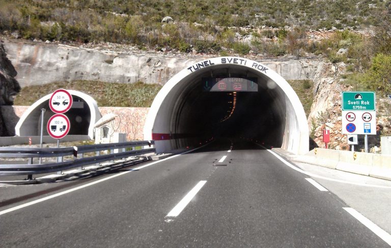 U nesreći u tunelu Sveti Rok jedna osoba poginula, zatvoren dio autoceste