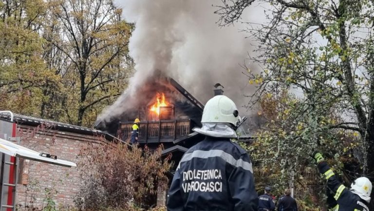 Gori drveni turistički kompleks u Slavoniji, požar gasi 30 vatrogasaca