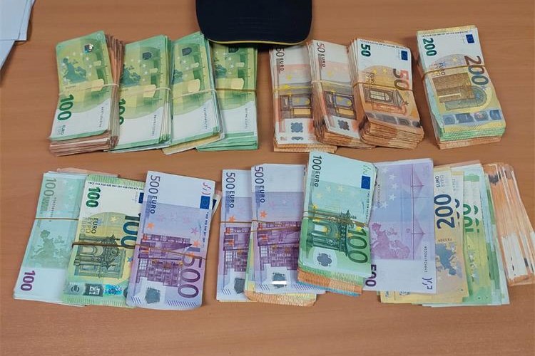 Vozač kamiona uhvaćen s više od 100.000 eura: Policija mu uzela pola