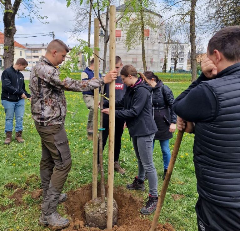 Turistička zajednica Grada Otočca sadnjom novih stabala sudjeluje u projektu  Hrvatska prirodno tvoja