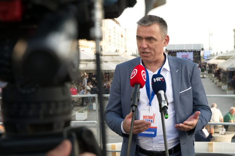 Stipo Mlinarić Ćipe po braniteljskim udrugama: ‘Prodaju se za jednu majicu, porciju graha i gemišt’