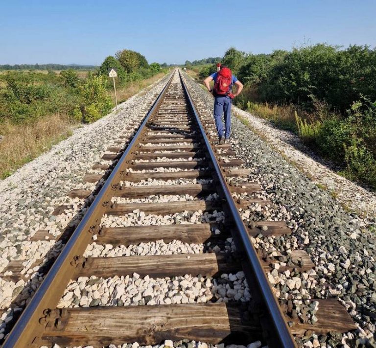 Uz željezničku prugu pronađeno tijelo muškarca, sumnja se na jednu osobu