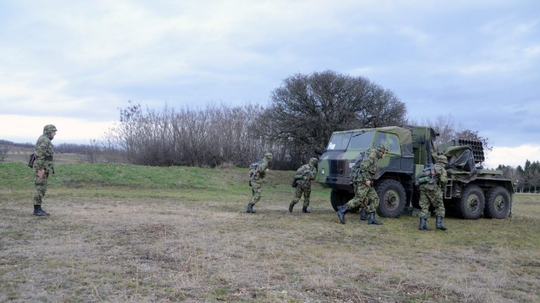 Uzbuna u Srbiji: Masovno stižu pozivi na vojne vježbe, nisu pošteđeni ni samohrani očevi