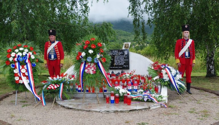 U Zalužnici na spomen obilježje pogibije hrvatskih branitelja u VRO “Oluja” položeni su vijenci i zapaljene svijeće