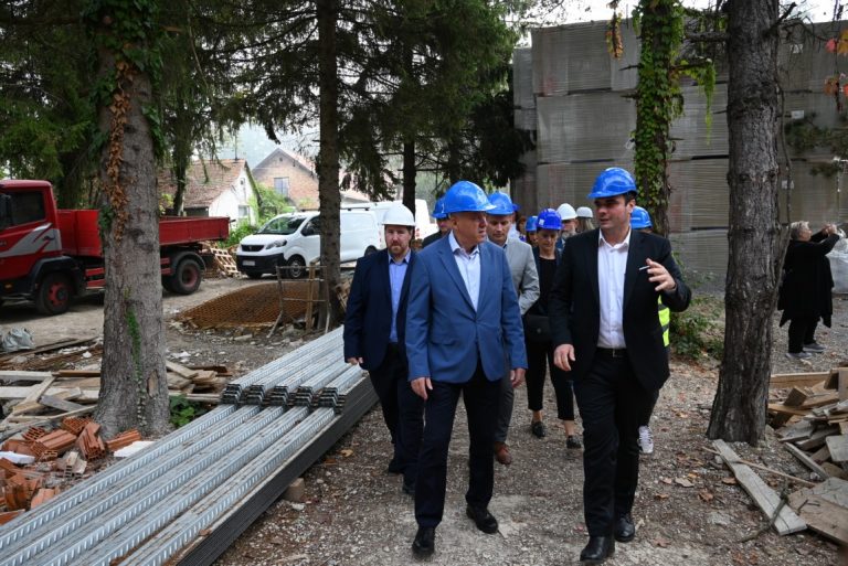 Župan Ivan Celjak i potpredsjednik Vlade Branko Bačić obišli gradilišta obnove u Sisku