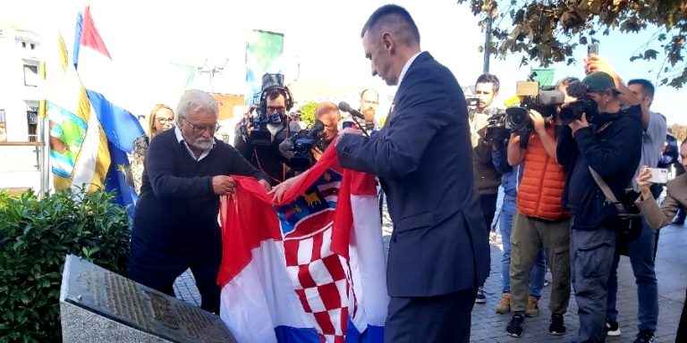 U središtu Vukovara otkrivena spomen ploča ”Harrisonovo cvijeće” Siniši Glavaševiću  i poginulim novinarima