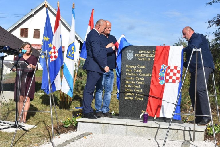 U zaseoku Čorci otkriven spomenik ubijenim civilnim žrtvama Domovinskog rata